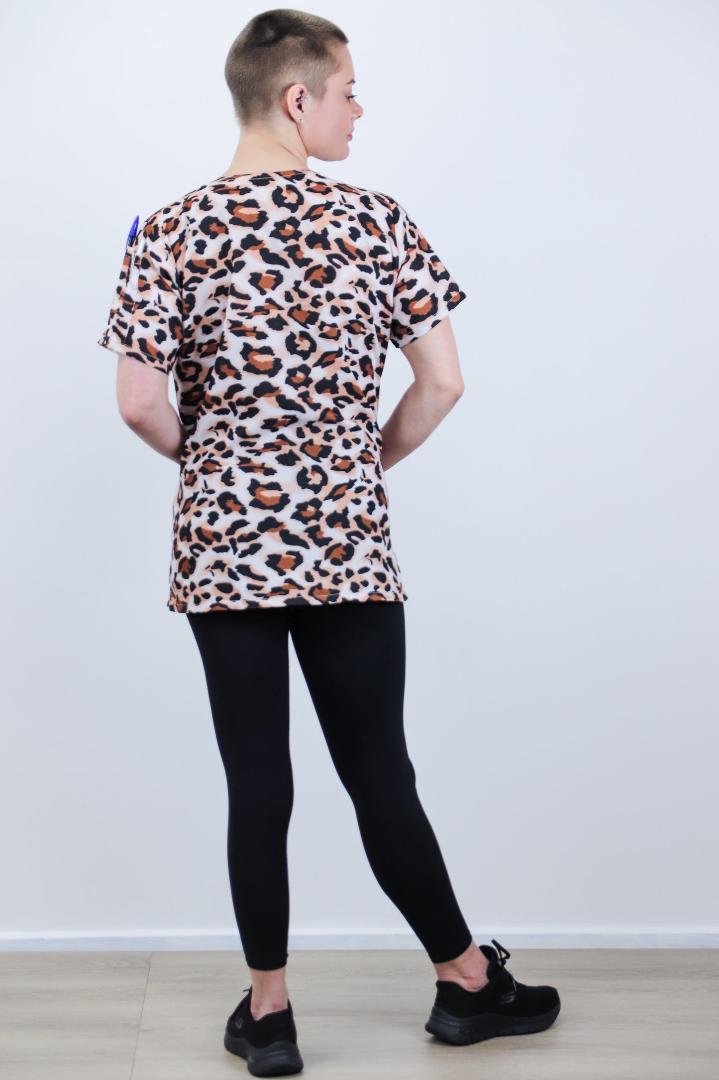 Leopard Printed Scrub Top Australia Nurses Patterened Cheap Scrub Top