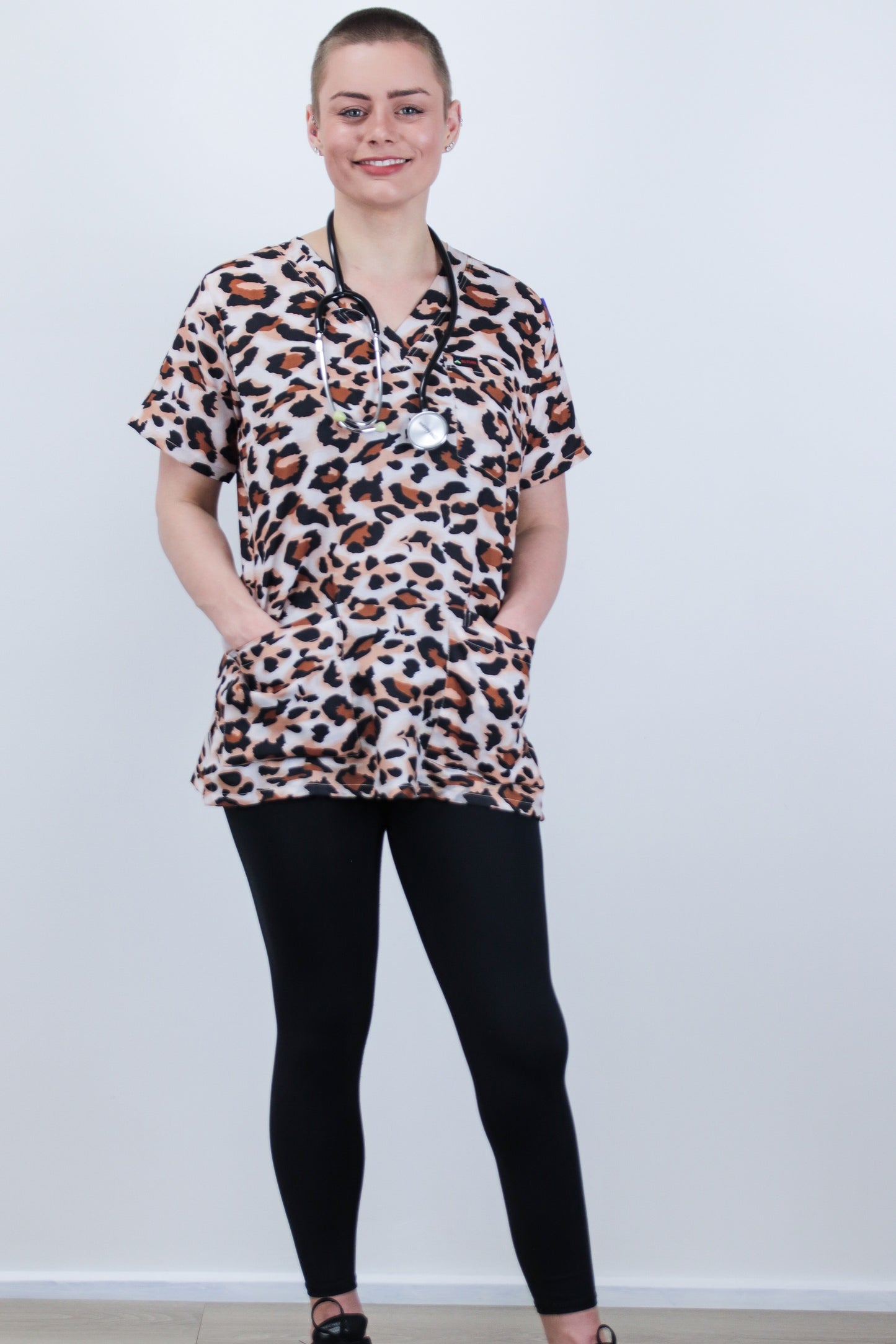 Leopard Printed Scrub Top Australia Nurses Patterened Cheap Scrub Top